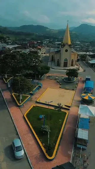 Igreja e praça em Catende, Pernambuco